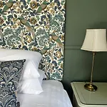 Pensionat Wild Honey 4*